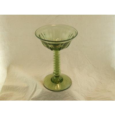 Schaftglas mit Spirale