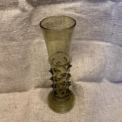 Stangenglas mit Noppen