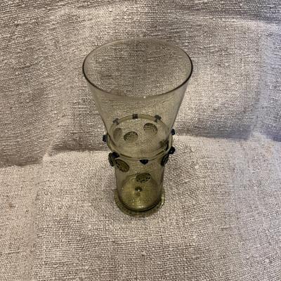 Glas mit Rosetten und Ring