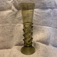 Stangenglas mit Noppen