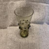 Glas mit Rosetten und Ring