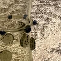 Glas mit Rosetten und Ring